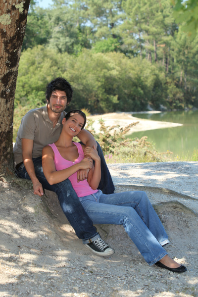 Feliz pareja sentada bajo un árbol - Stockphoto #5677551 | Agencia de stock PantherMedia Feliz pareja sentada bajo un árbol - Stockphoto #5677551 | Agencia de stock PantherMedia