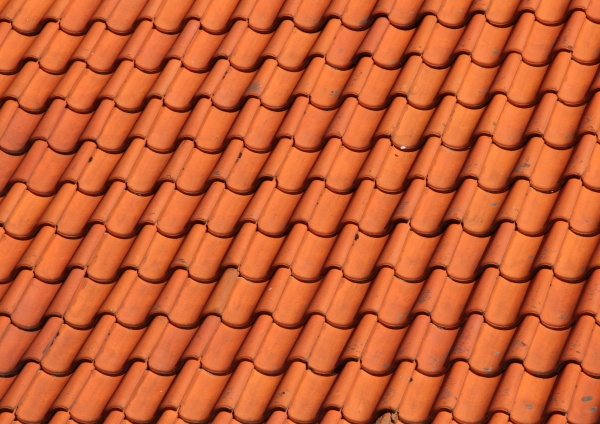 techo de teja de arcilla roja