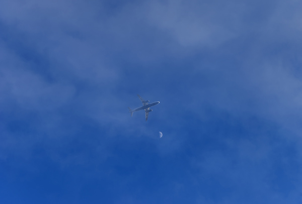 avion en el cielo nublado