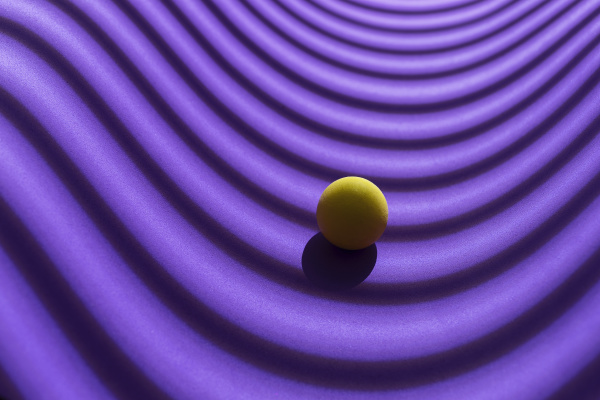 esfera amarilla sobre un fondo purpura