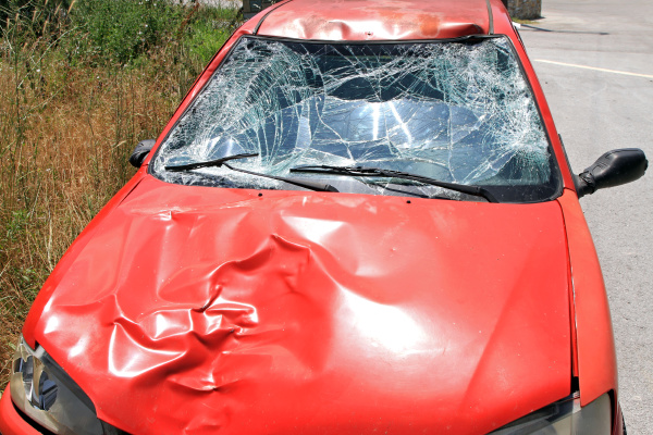 Parabrisas Roto En Coche Rojo En Accidentes De Tráfico Fotos