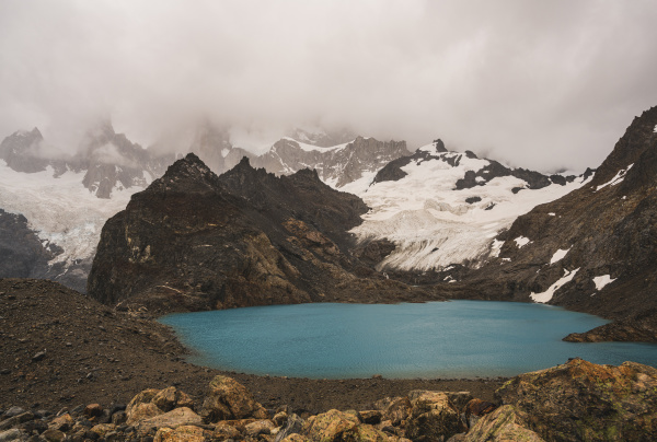 argentina pequenyo lago alpino en la