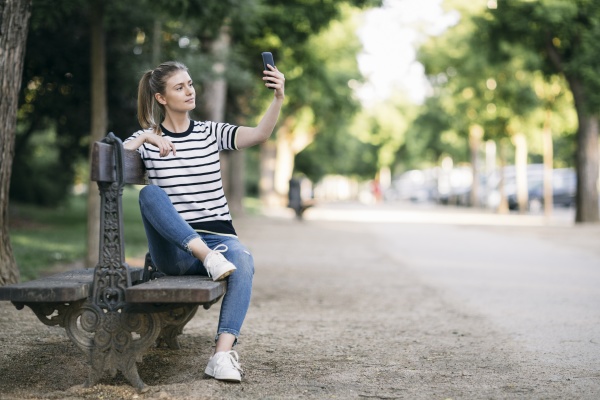 mujer tomando selfie en un telefono