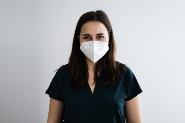 recepcionista mujer con mascara facial medica