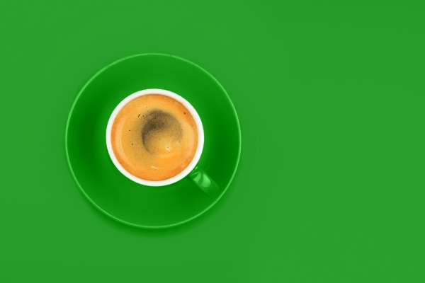 una taza de cafe espresso completa