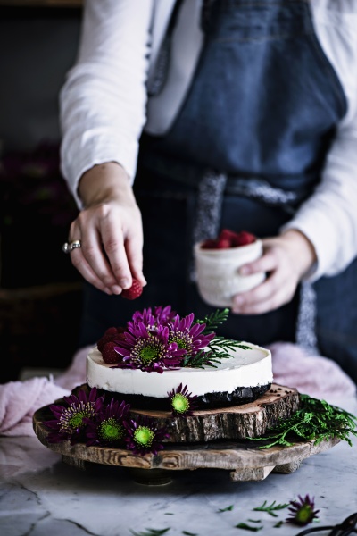 cultivo mujer decorando pastel con bayas