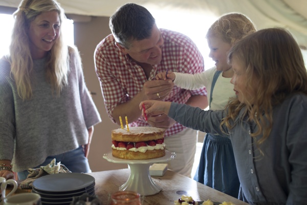 familia celebrando su cumpleanyos con pastel