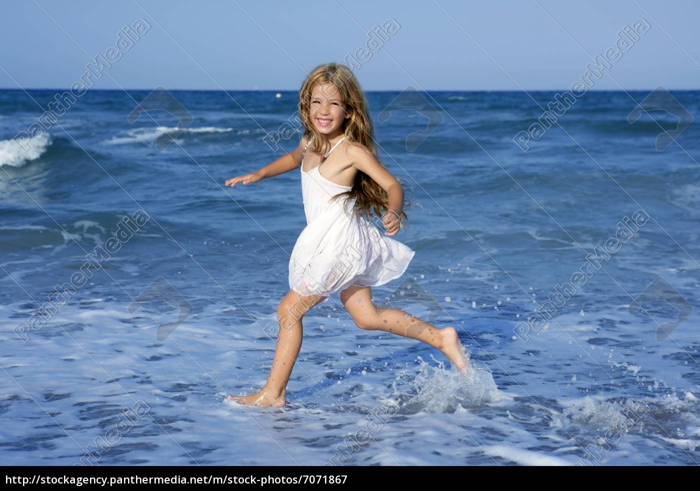 Niña De Vuelta Con Azul Iskirt Tutú En El Mar En La Playa Fotos, retratos,  imágenes y fotografía de archivo libres de derecho. Image 36804859