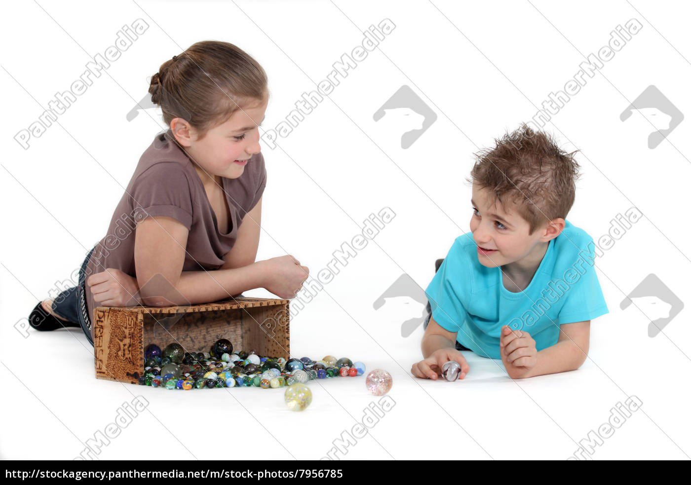Niños jugando canicas