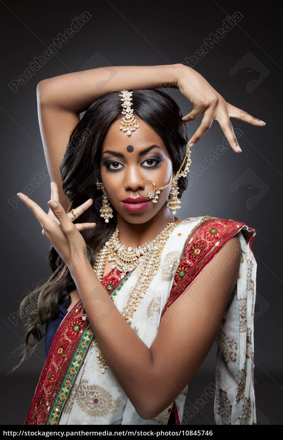 Mujer India Joven Hermosa En Ropa Tradicional Con Nupcial Foto de archivo -  Imagen de hembra, lujo: 100106674
