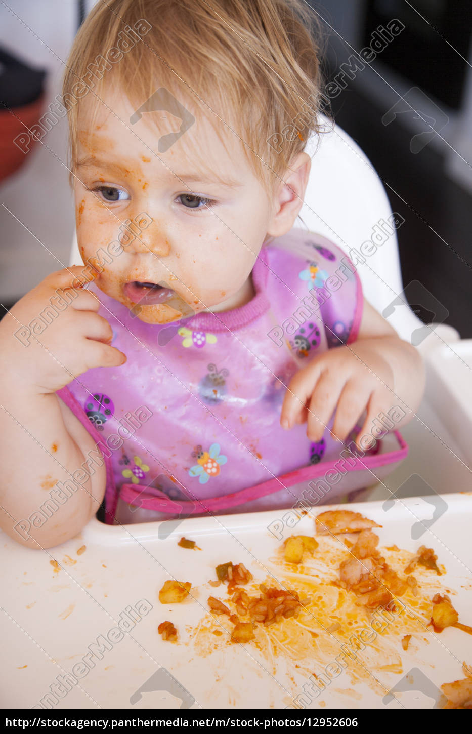 Bebe Comiendo Comida De Tomate Con La Mano Stockphoto Agencia De Stock Panthermedia