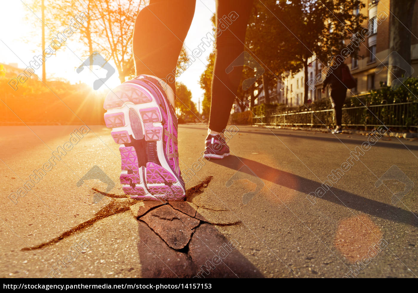 Mujer corriendo por la playa Stock Photo