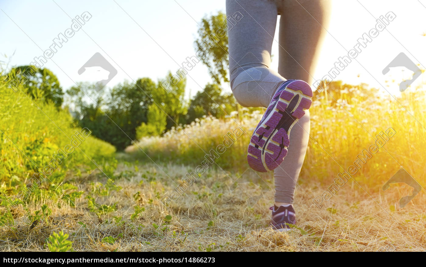 Mujer corriendo por el campo Stock Photo