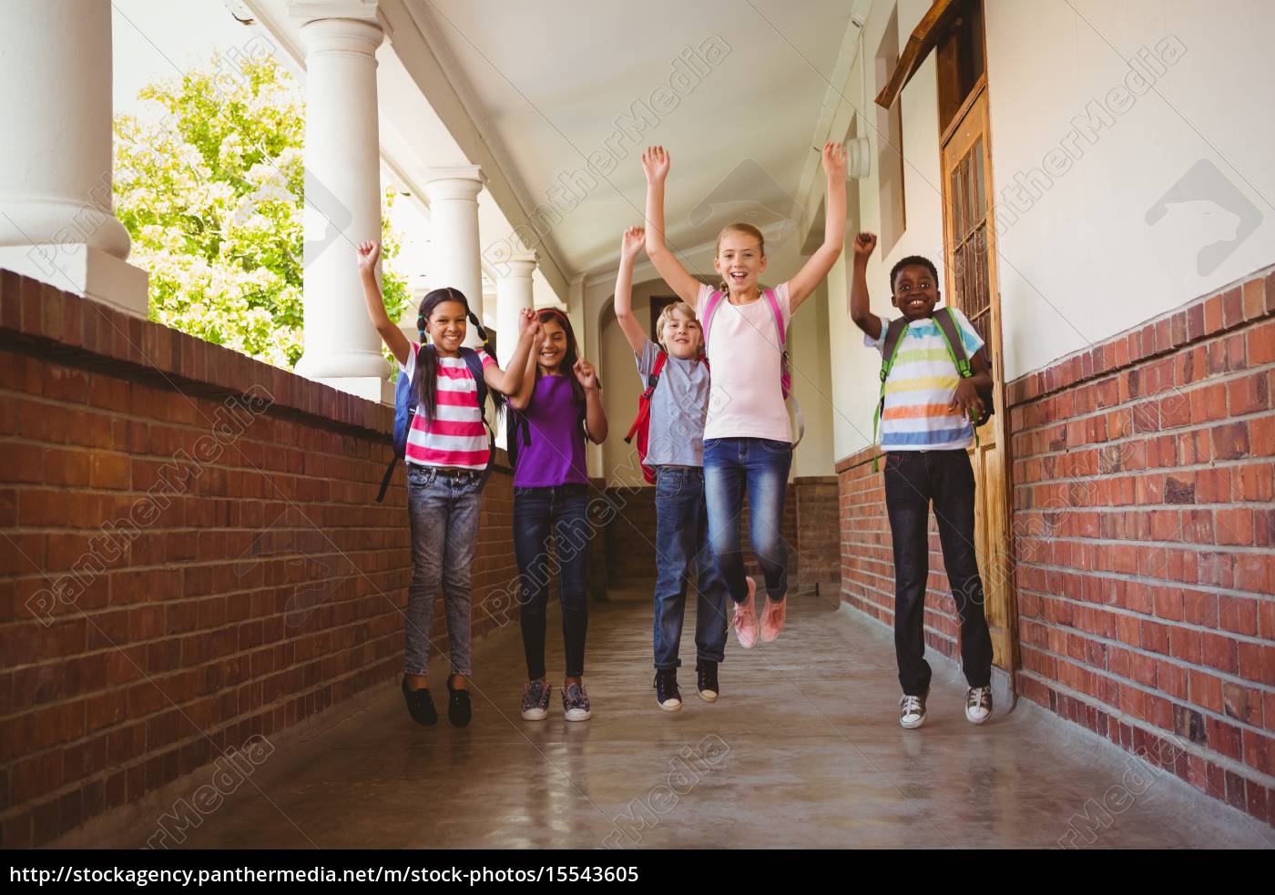 niño corriendo a la escuela