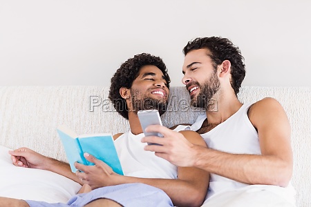 Feliz pareja gay hablando en la cama - Stockphoto #16748344 | Agencia de  stock PantherMedia