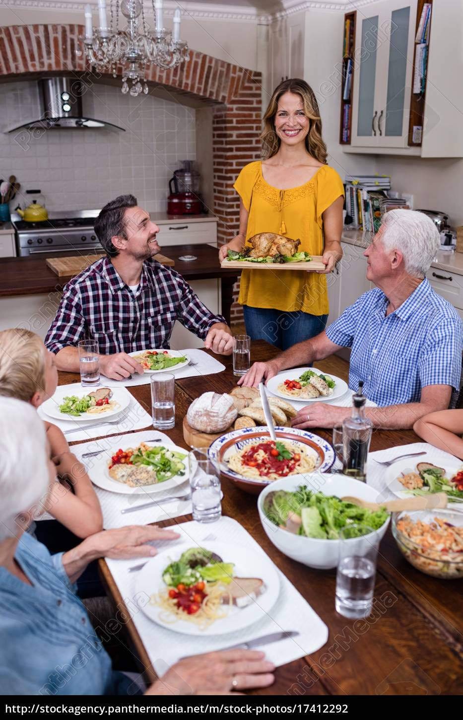 ▓ ▓ dinamica... YO SOY...cookye ▓ ▓ ~mujer-sirviendo-comida-a-su-familia_17412292_high