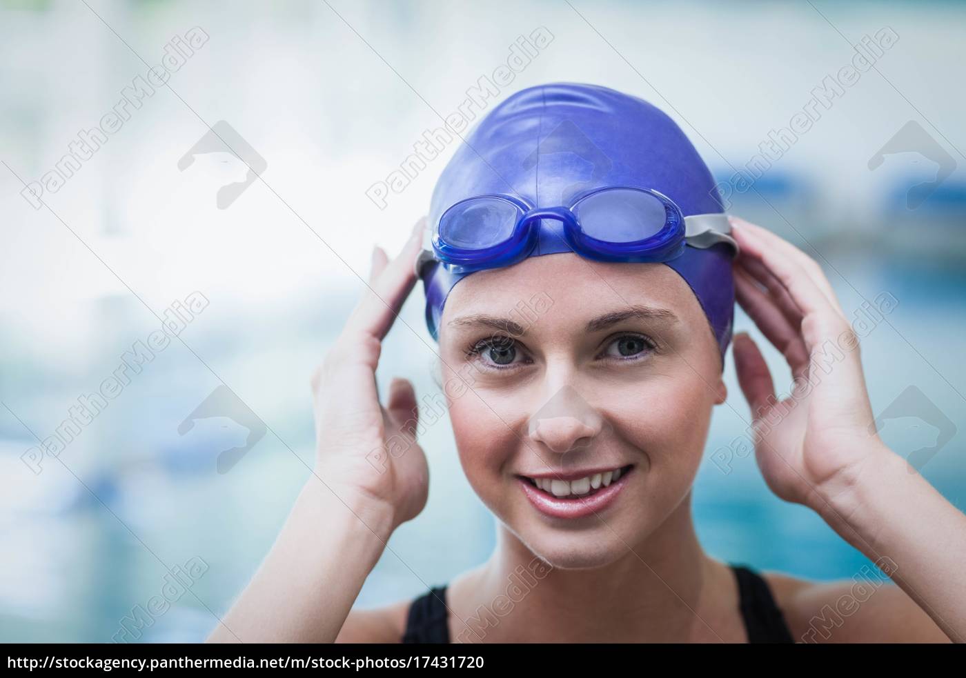 Mujer bonita con gorra de natación y gafas de natación en la