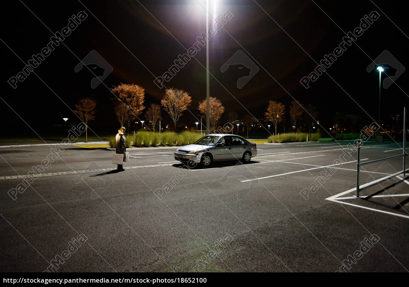 Mujer Sola En El Estacionamiento Stockphoto Agencia De Stock Panthermedia