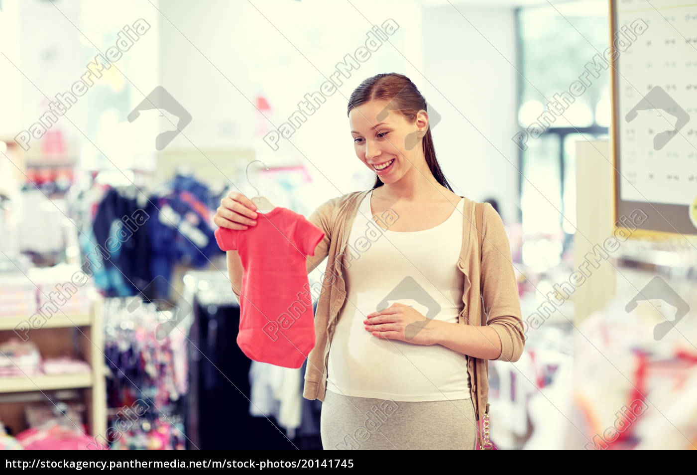 Mujer Comprando Ropa En La Tienda Foto de stock y más banco de