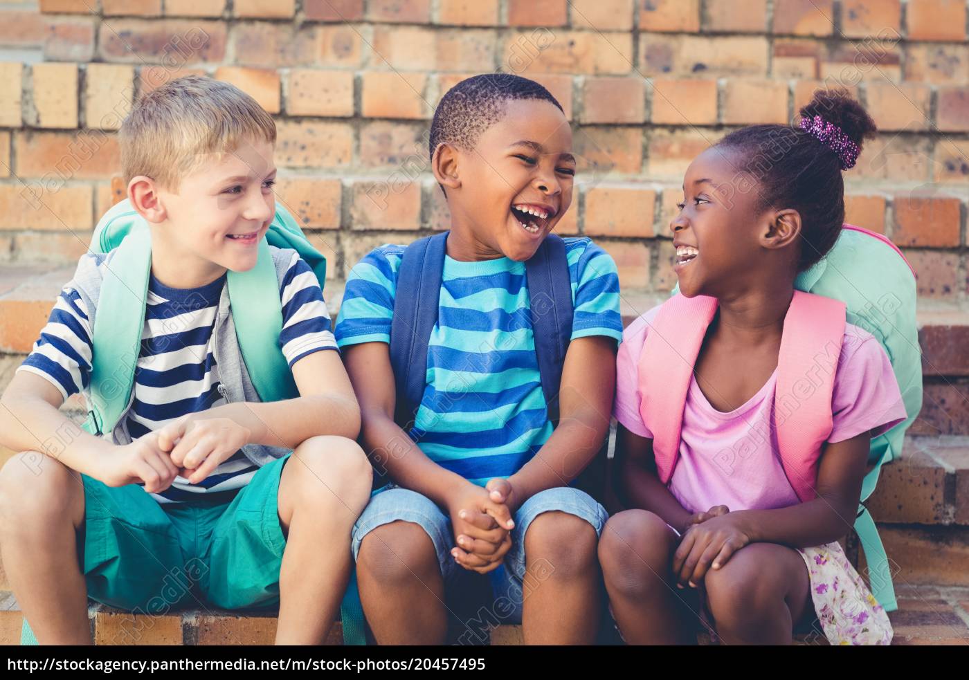 Ninos Felices De La Escuela Sentados Juntos En La Stockphoto 20457495 Agencia De Stock Panthermedia