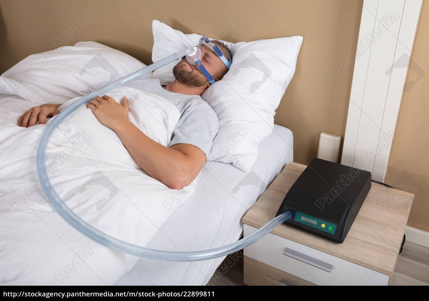 Hombre Con Apnea De Sueño Usando Una Máquina De CPAP Foto de archivo -  Imagen de lifestyle, aire: 44177652