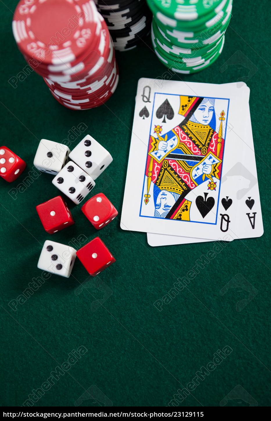 Mesa de juego de poker, con cartas y fichas Stock Photo