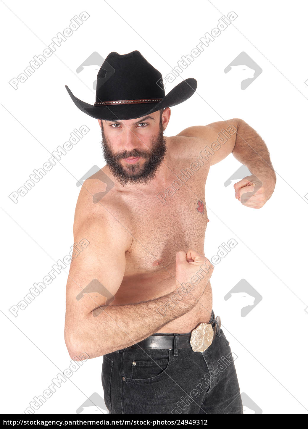 Hombre sin camisa con un sombrero de vaquero mostrando