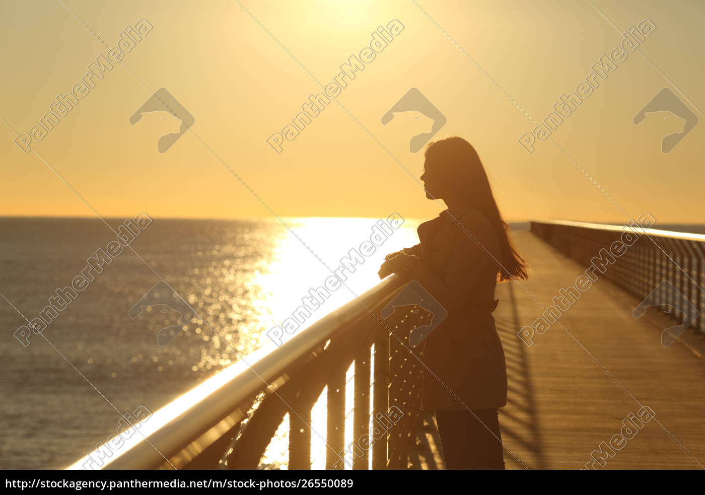 Mujer Sola Contemplando El Oceano Al Atardecer Foto De Archivo 26550089 Agencia De Stock Panthermedia